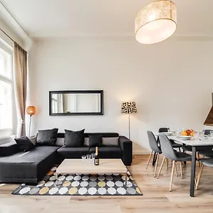 https://charles-bridge-3-bedroom-apartment-old-town.praguehotelsweb.com